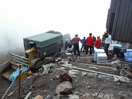 富士山測候所機器運搬の様子